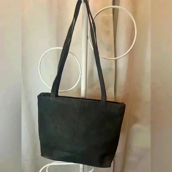 Classic Black Leather Shoulder Bag - Picture 2 of 13